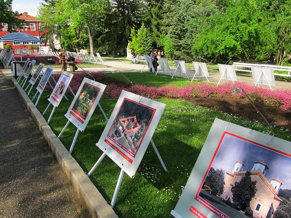Снимки на манастири в парк "Марно поле"