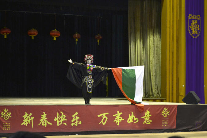 Над 2000 великотърновци посрещанаха китайската Нова година +СНИМКИ
