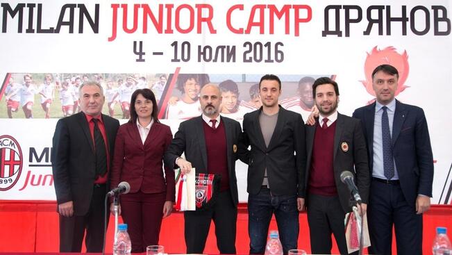 Треньори от "Милан" търсят деца с "футболно мислене" в Дряново