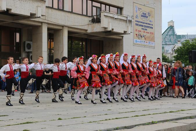 Хорово изпълнение на "Върви, народе възродени" в Русе и дебют на мажоретния състав за 24 май