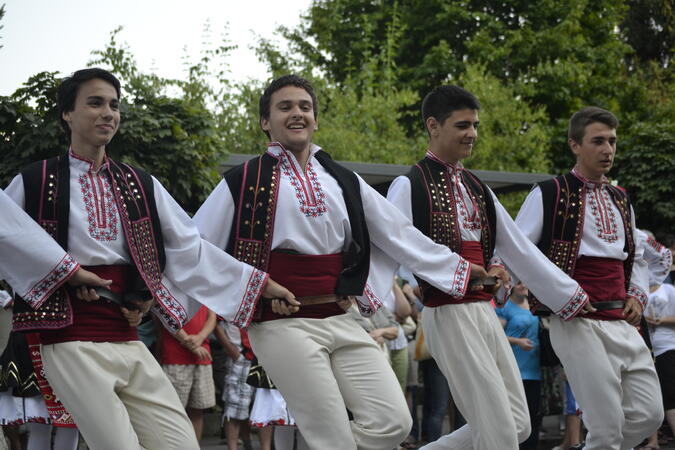 ХІХ Международен фолклорен фестивал започна с пъстро дефиле


