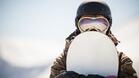 Ентусиаст подкара сноуборд по заснежена търновска улица