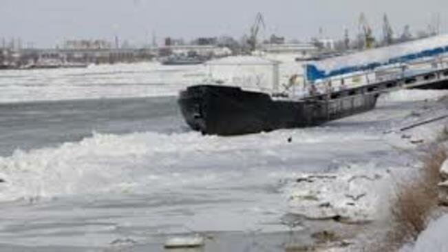 Кораби пускат котва край Силистра заради ледовете по Дунав