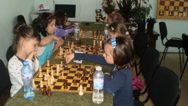 Шахматисти гостуват на библиотеката в събота