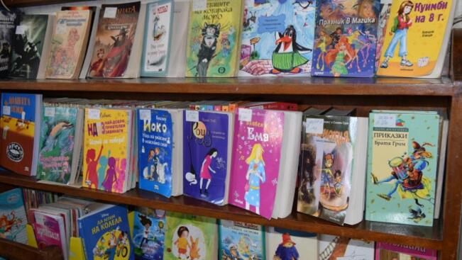 4-годишно момиченце е най-малкият читател в Общинска библиотека в Горна Оряховица
