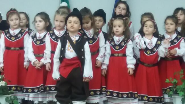 Близо 100 народни носии получиха децата от 4 детски градини в община Свищов