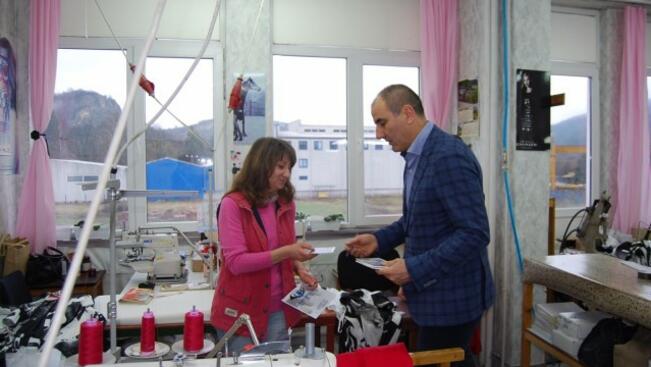 Цветан Цветанов пред работници в шивашка фирма във Велико Търново: Нищо от обещанията на БСП не е реалистично