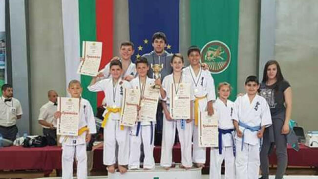 Шест медала за каратистите на Шумен от държавното първенство за деца