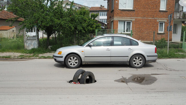 В Кубрат пълнят дупки с автомобилни гуми
