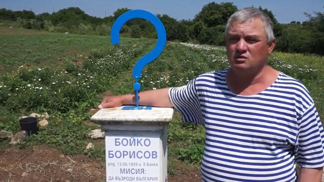 Варненски зевзек направи паметник на Бойко Борисов за рождения му ден (ВИДЕО)