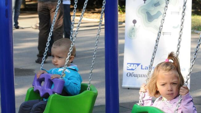 Младежи обновяват детска площадка в Габрово