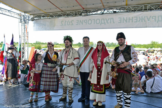 Най-голямата българска сватба събра хиляди родолюбци в Арбанаси 
