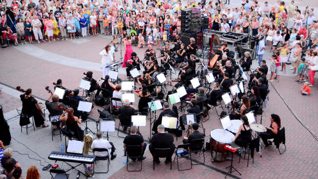 Празничен концерт край фонтана във Варна 
