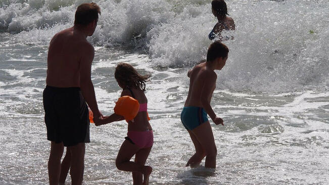 Варненски адвокат обижда дете на плажа, бащата го гони с чадър

