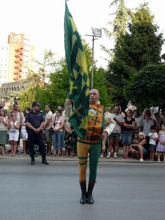 Фестивално дефиле по улиците на Търново