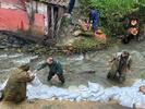 Карловски кметове блокират пътища заради възстановяването от наводнението

