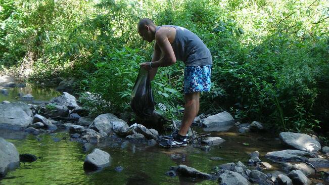Доброволци чистят река Осъм
