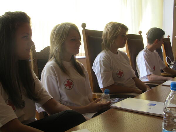 Доброволци от БМЧК се включват в кампанията за приемна грижа