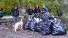 30 доброволци извадиха 30 чувала с боклуци от р. Русенски Лом