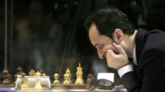 Топалов направи реми с Раджабов