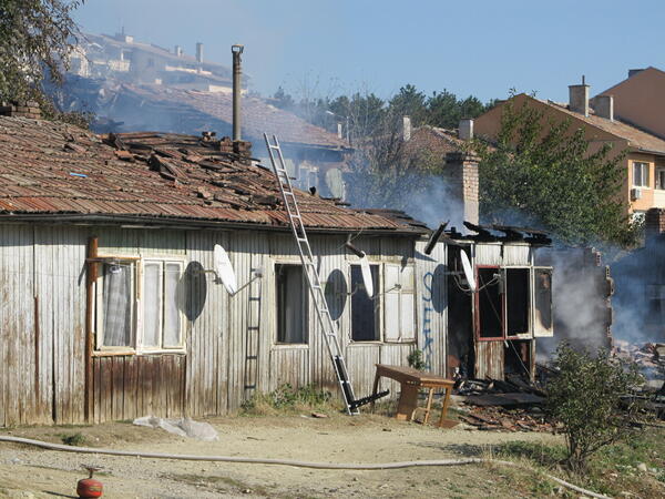 Изгоряха дървени бараки на "Картала"
