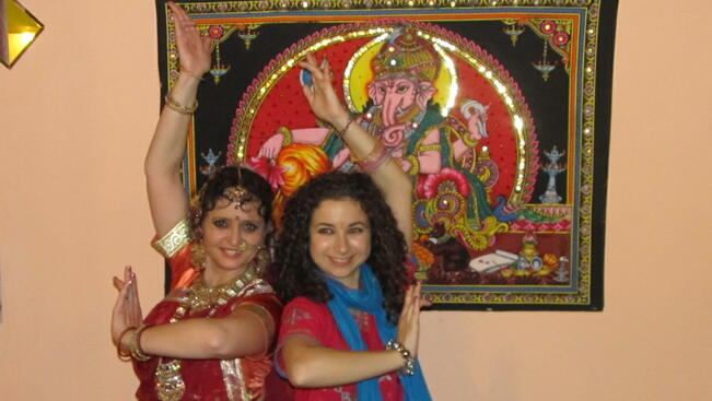 Индийски ритми и мудри увлякоха „болярите“ в танц