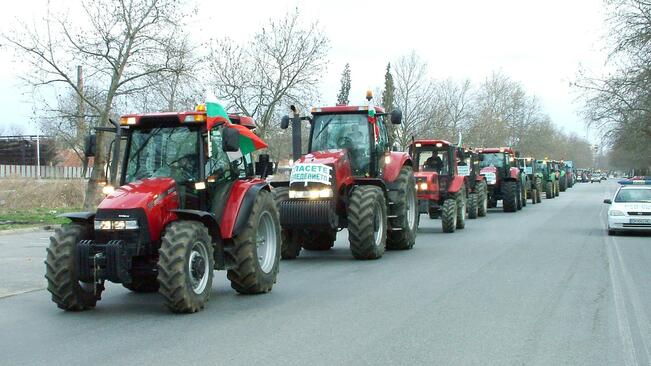 Зърнопроизводители блокират за час движението на Дунав мост