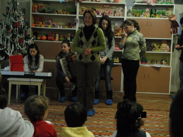 Великотърновски студенти зарадваха децата от Дома в Дебелец