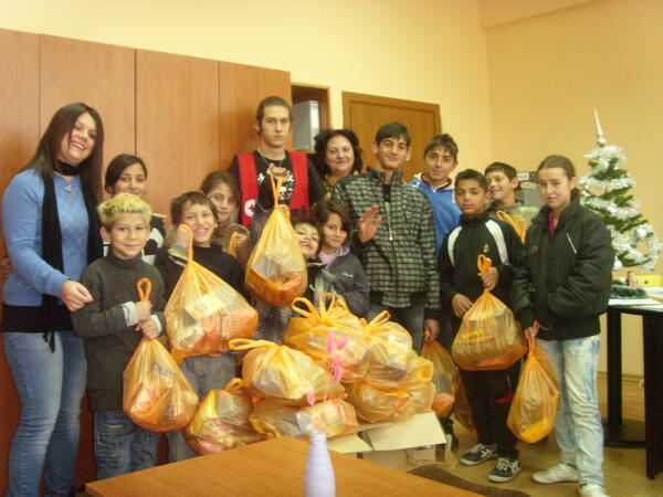 БЧК-Ловеч раздаде 200 пакета с храни 
