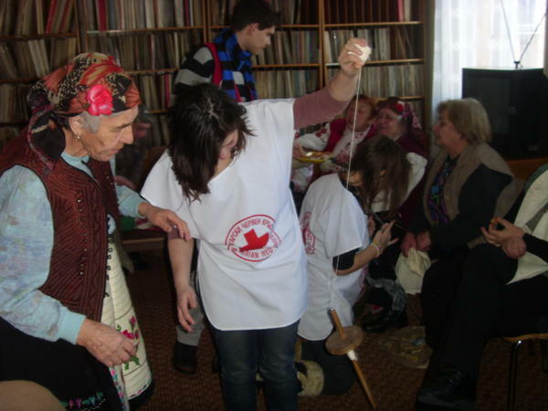 Доброволци си предават българските традиции на седянка
