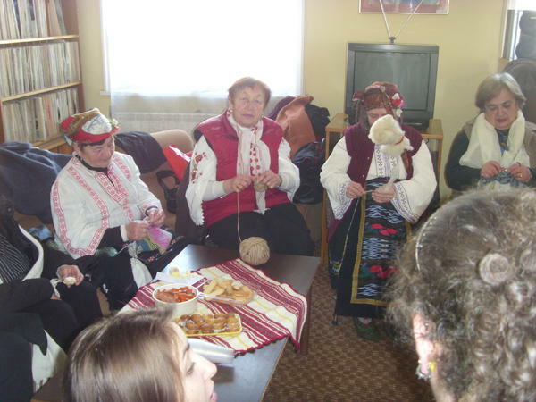 Доброволци си предават българските традиции на седянка
