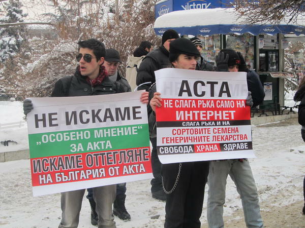 "АСТА спрете, свободата опазете", скандираха великотърновци