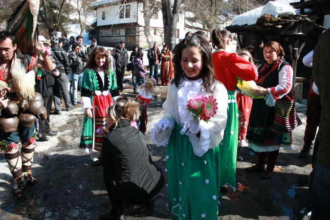 Кукери завладяха мегдана в Боженци