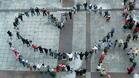 Повече от 200 души заплетоха габровската "жива" мартеница