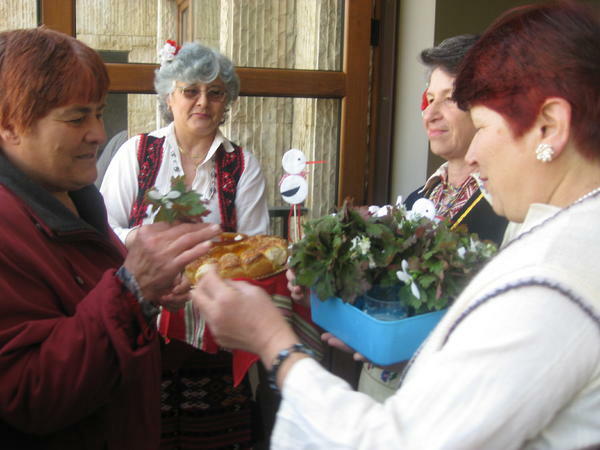 Пенсионери от Ловеч и Троян посрещнаха пролетта