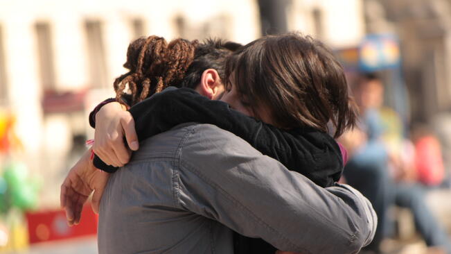 Международният ден на прегръдката отбелязват русенски младежи