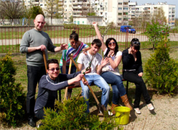 Ученици разкрасиха двора на училището си с храсти