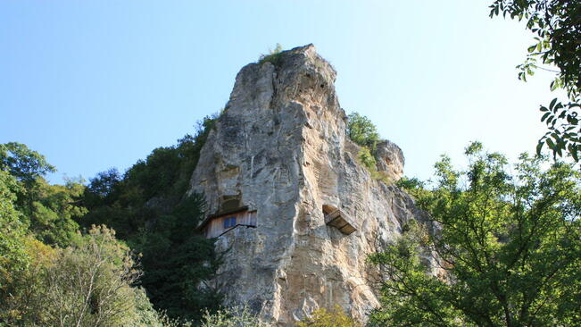 Търновски спелеолози откриха скален манастир край Мадара
