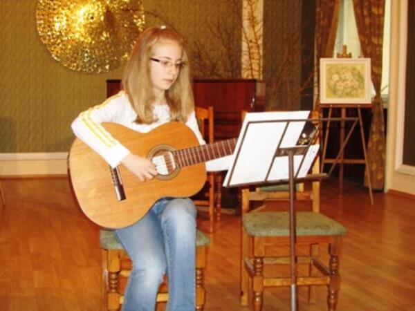 Делегация от Германия дари китари и бяла техника в Ловеч