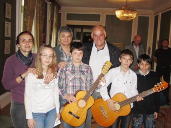 Делегация от Германия дари китари и бяла техника в Ловеч