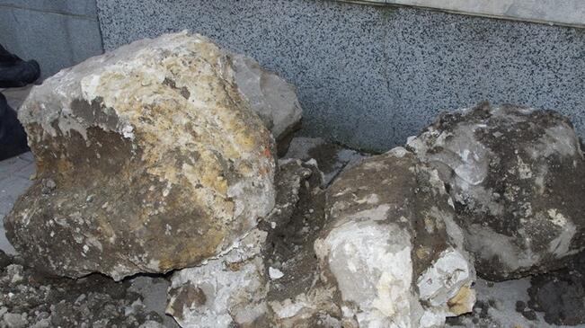 Антични фрагменти от сграда откриха в изкоп до Общината
