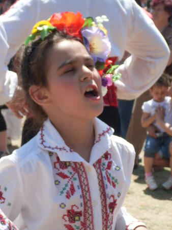 С хоро на три ката посрещнаха Гергьовден на Петропавловския манастир