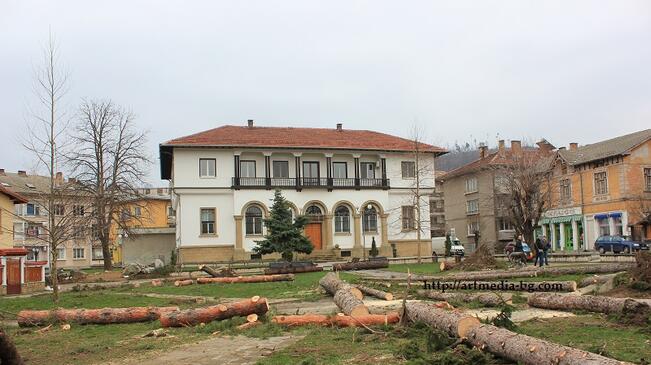 Ремонтират парка пред съда в Трявна