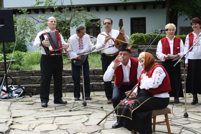 Шеговити народни песни събраха многолюдна публика в "Етъра"