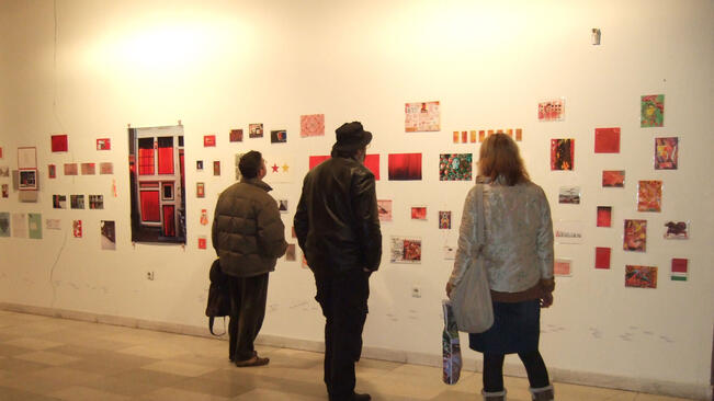 Червена изложба подредиха в Русе