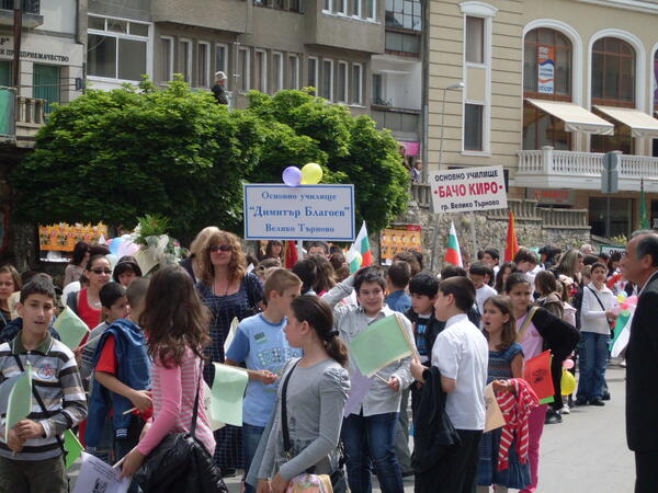 Стотици ученици и учители шестваха в Търново