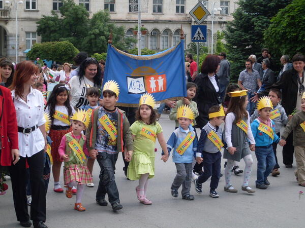 Стотици ученици и учители шестваха в Търново