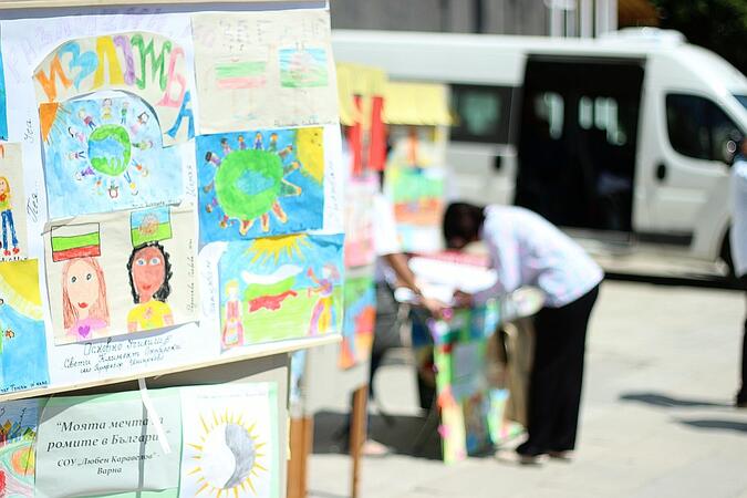 Изложба с рисунки на ромски деца акостира в Търново