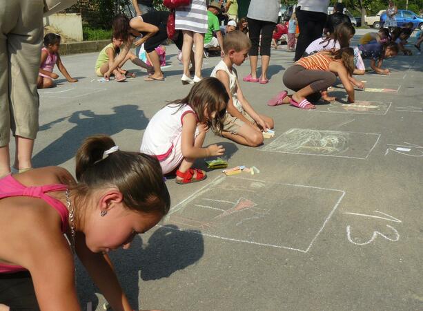 Рисунки върху асфалт правиха деца в Нацовци