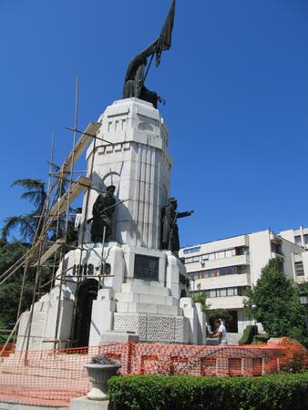 Почистват паметника "Майка България"